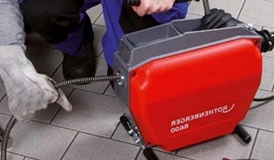 Profesjonalny hydraulik z narzędziami naprawia instalacje sanitarne, oferując szybkie i niezawodne usługi hydrauliczne.