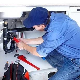 Hydraulik w ubraniu roboczym